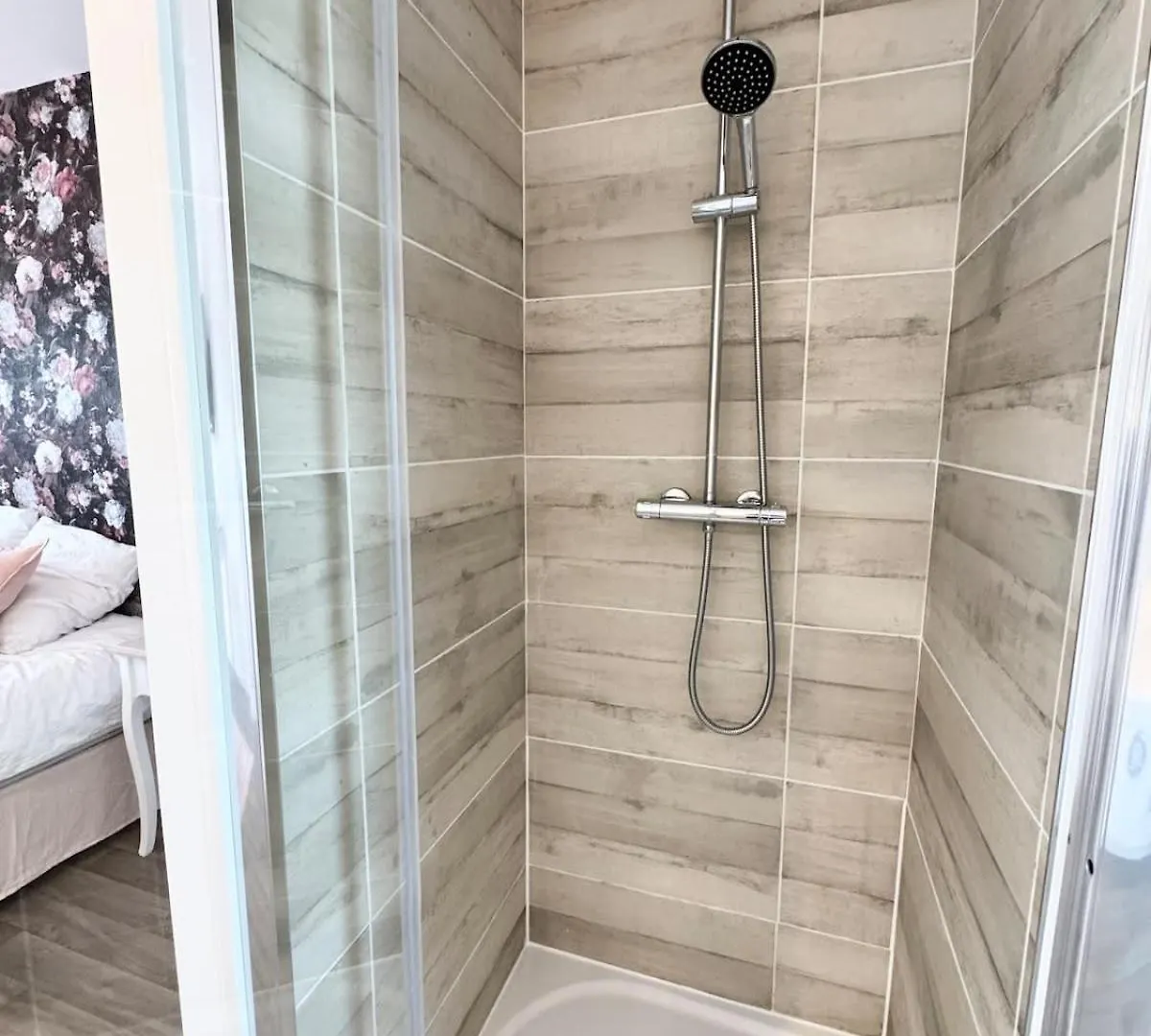 شقة L'Instant Rose - Cocon Fleuri Avec Jacuzzi Quéven فرنسا